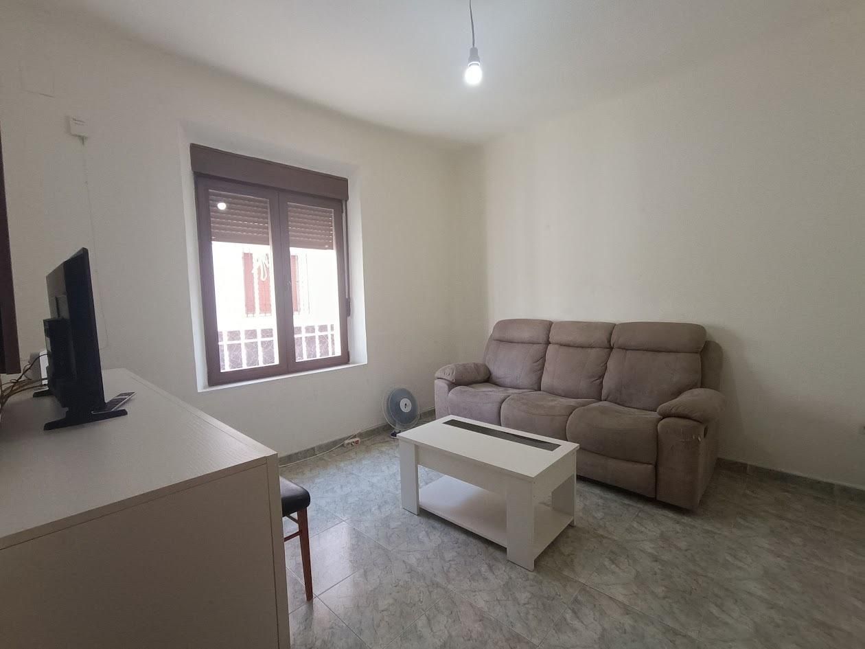 Sala d'estar de Casa adosada en venda en Pinos Puente amb Terrassa i Traster