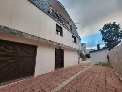 Vista exterior de Casa o xalet en venda en Vigo  amb Calefacció, Jardí privat i Parquet