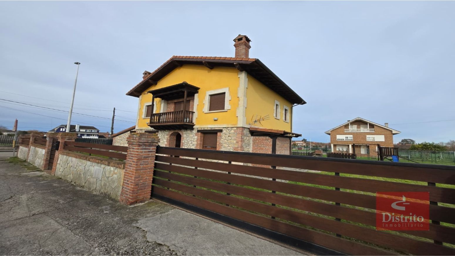 Vista exterior de Local en venta en Santa Cruz de Bezana