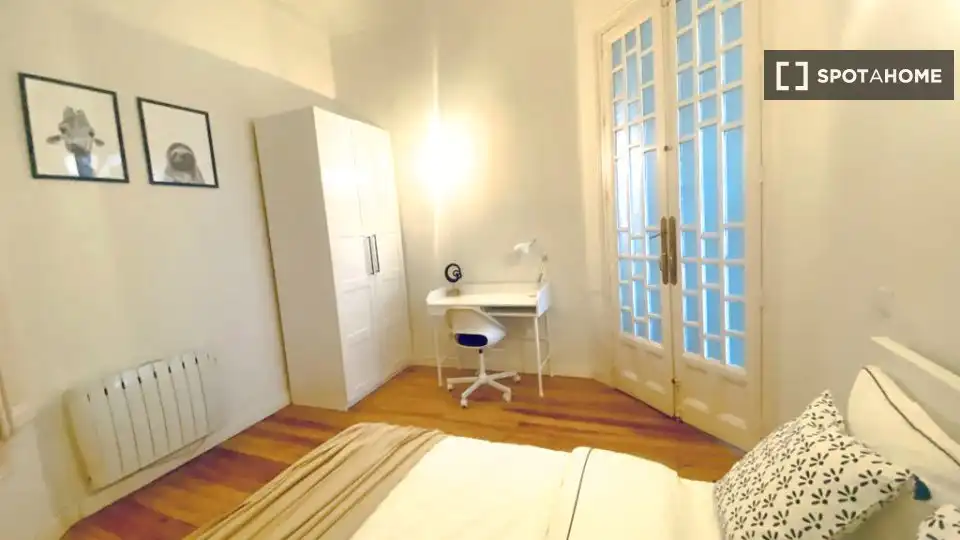 Bedroom of Flat for share in Madrid  with Air Conditioner, Heating and Furnished