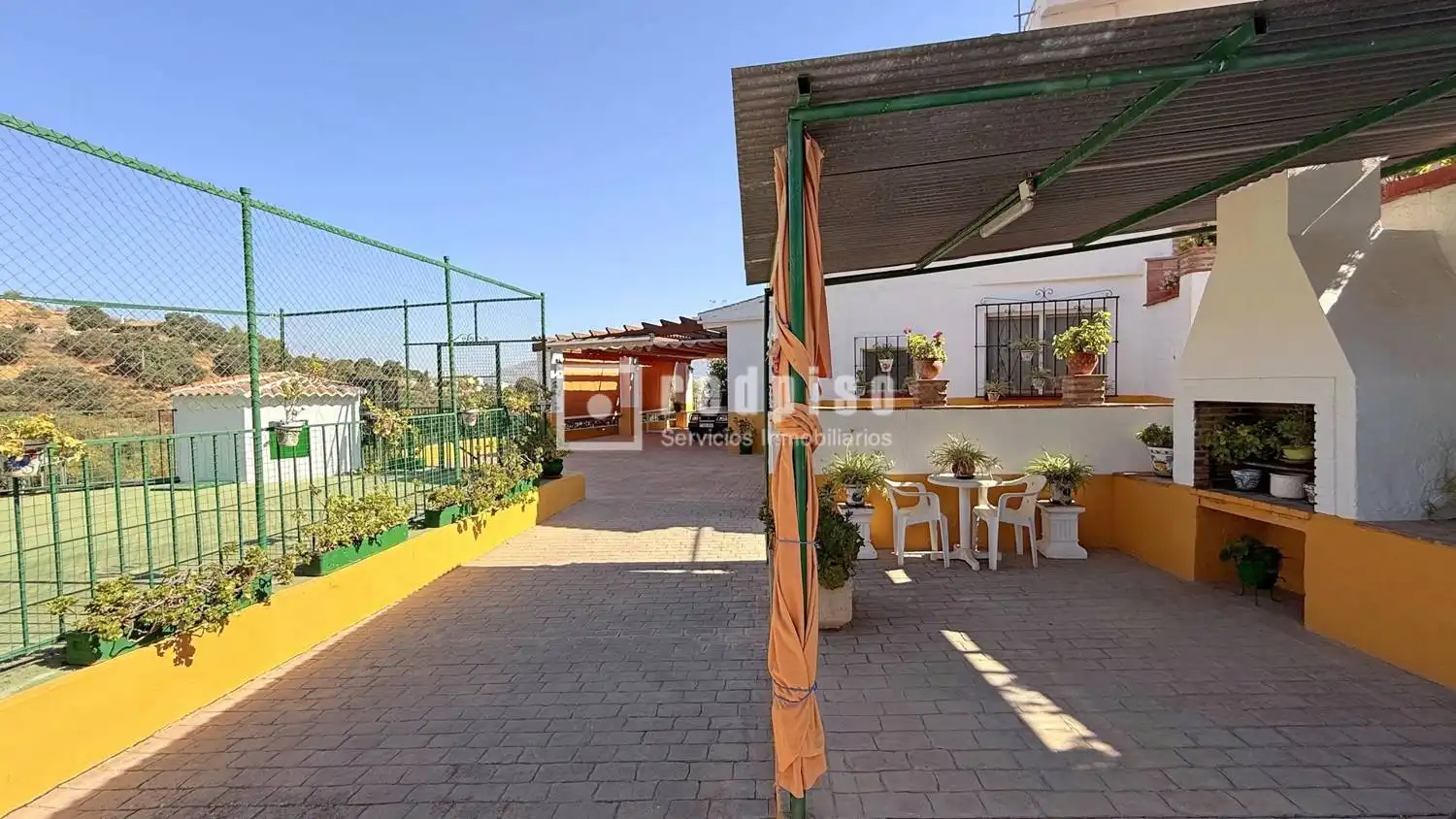Außenansicht von Haus oder Chalet zum Verkauf in Casabermeja mit Privatgarten, Terrasse und Abstellraum