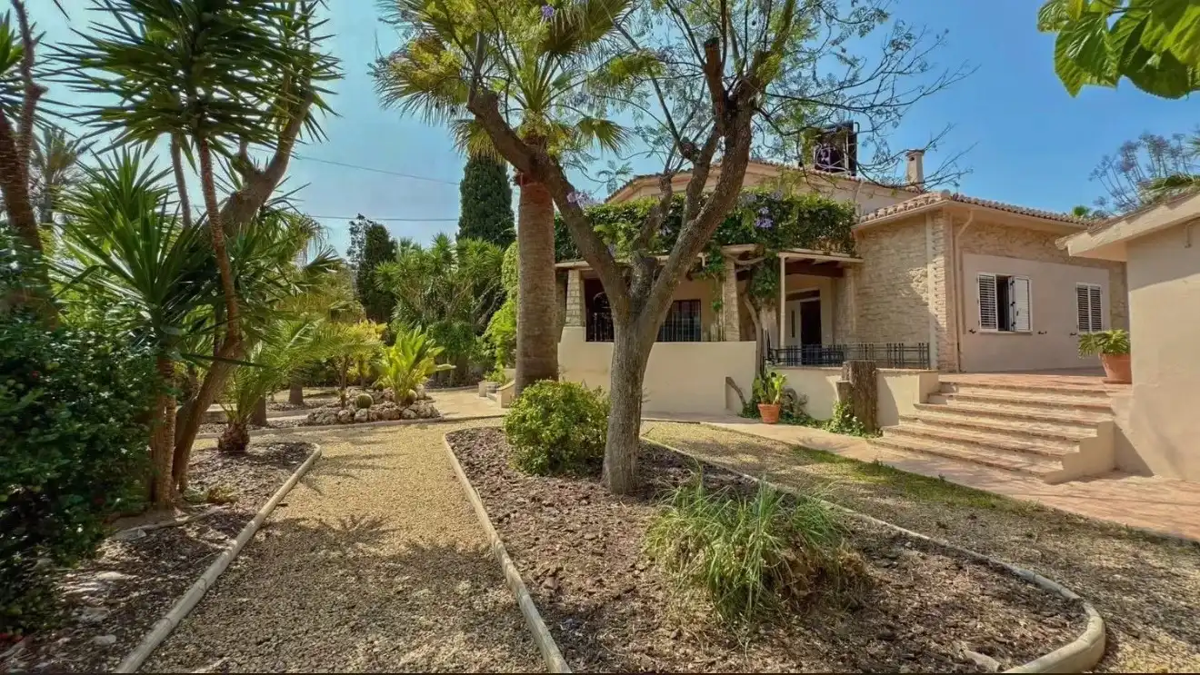 Vista exterior de Casa o xalet en venda en Alicante / Alacant amb Aire condicionat, Calefacció i Jardí privat