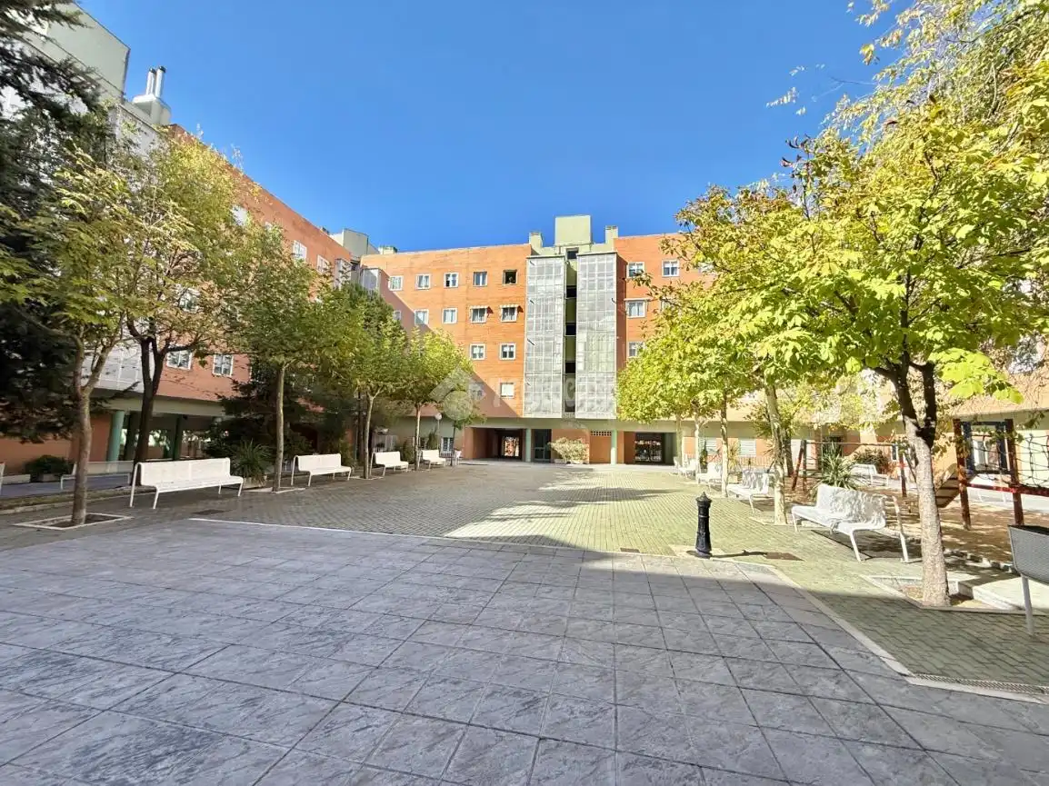Vista exterior de Pis en venda en Madrid amb Calefacció