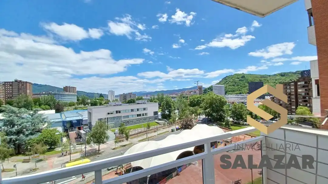 Vista exterior de Piso de alquiler en Bilbao  con Calefacción y Balcón