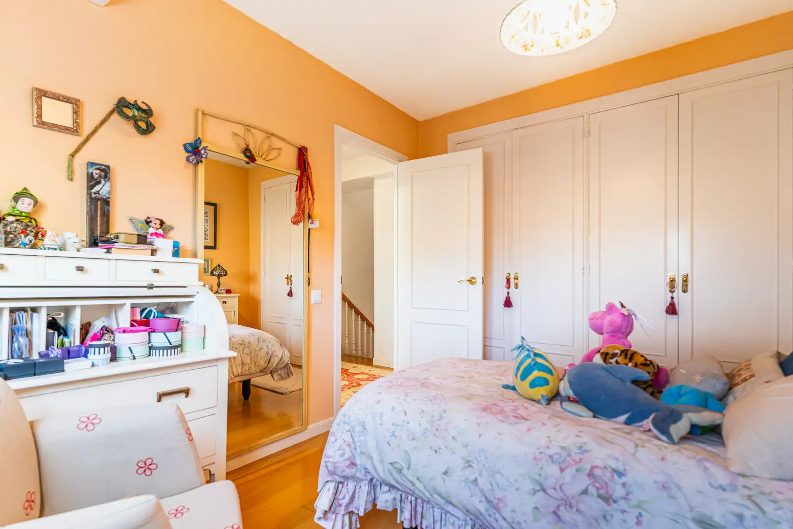 Schlafzimmer von Einfamilien-Reihenhaus zum Verkauf in Las Rozas de Madrid mit Klimaanlage, Heizung und Privatgarten