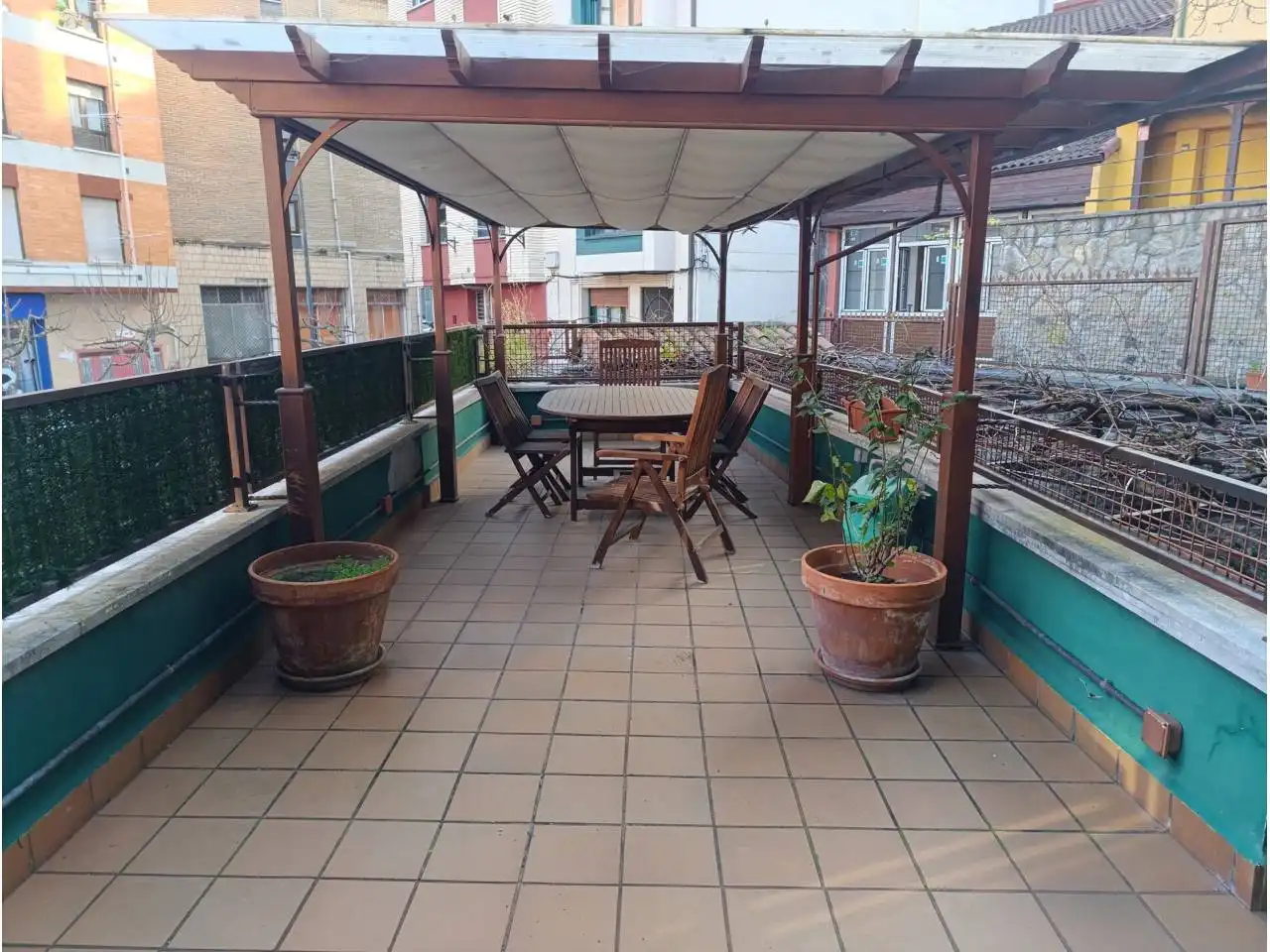 Terrasse von Einfamilien-Reihenhaus zum Verkauf in Lena mit Heizung, Terrasse und Möbliert