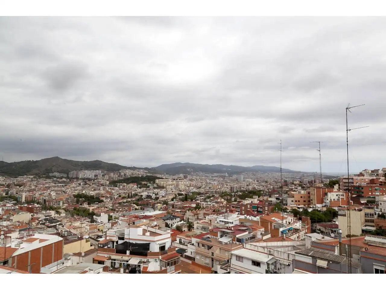 Außenansicht von Wohnung zum Verkauf in Barcelona mit Heizung