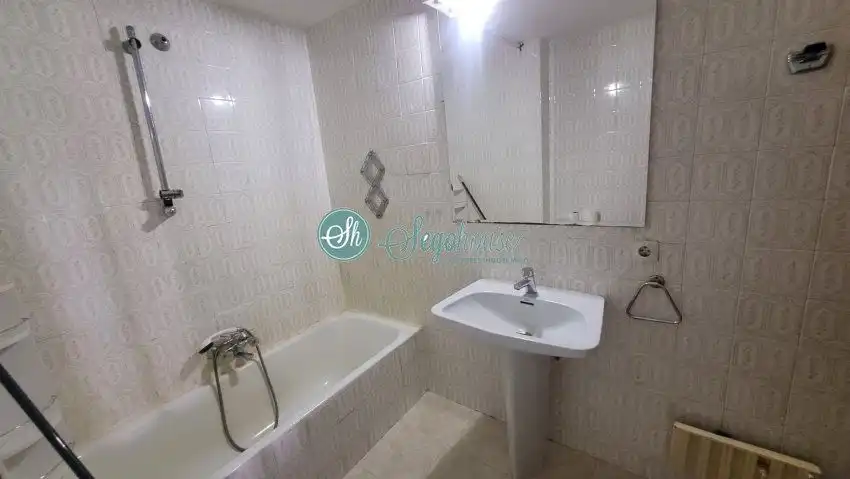 Baño de Piso en venta en Segovia con Calefacción, Parquet y Terraza