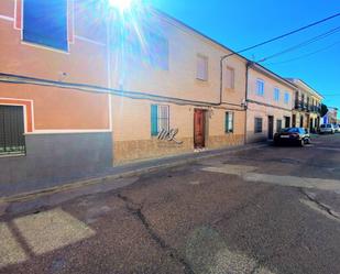 Vista exterior de Casa adosada en venda en Consuegra amb Terrassa