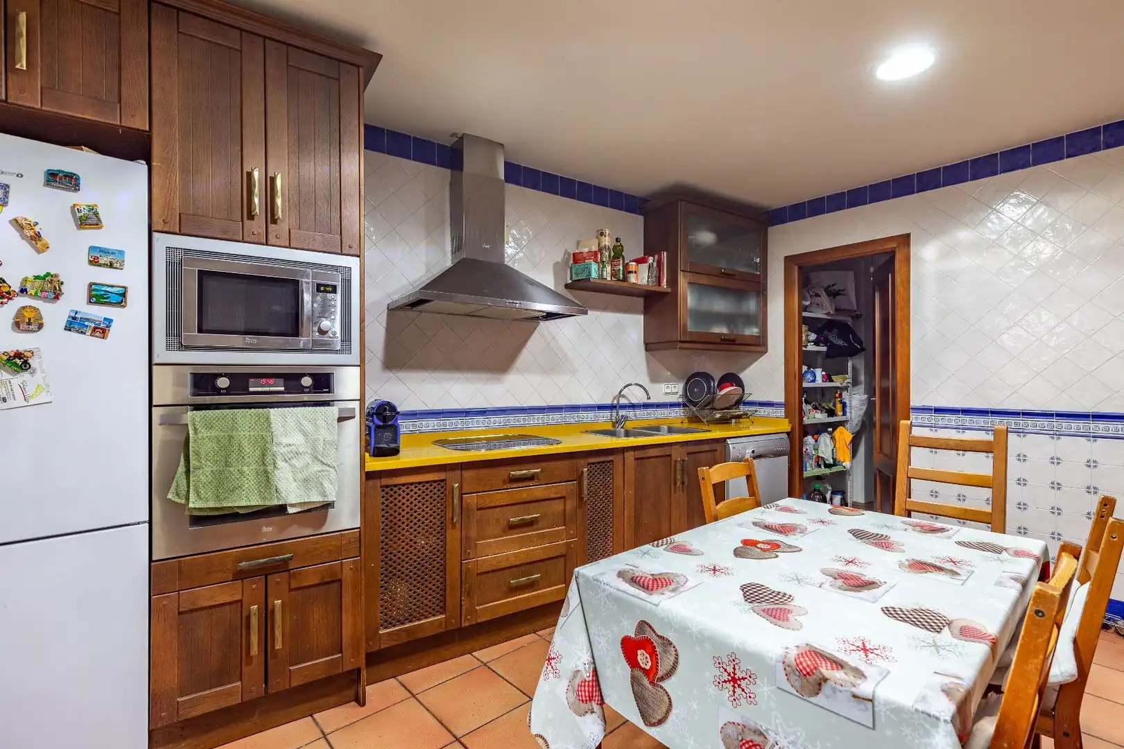 Cuina de Casa adosada en venda en Villanueva de la Vera amb Aire condicionat i Calefacció