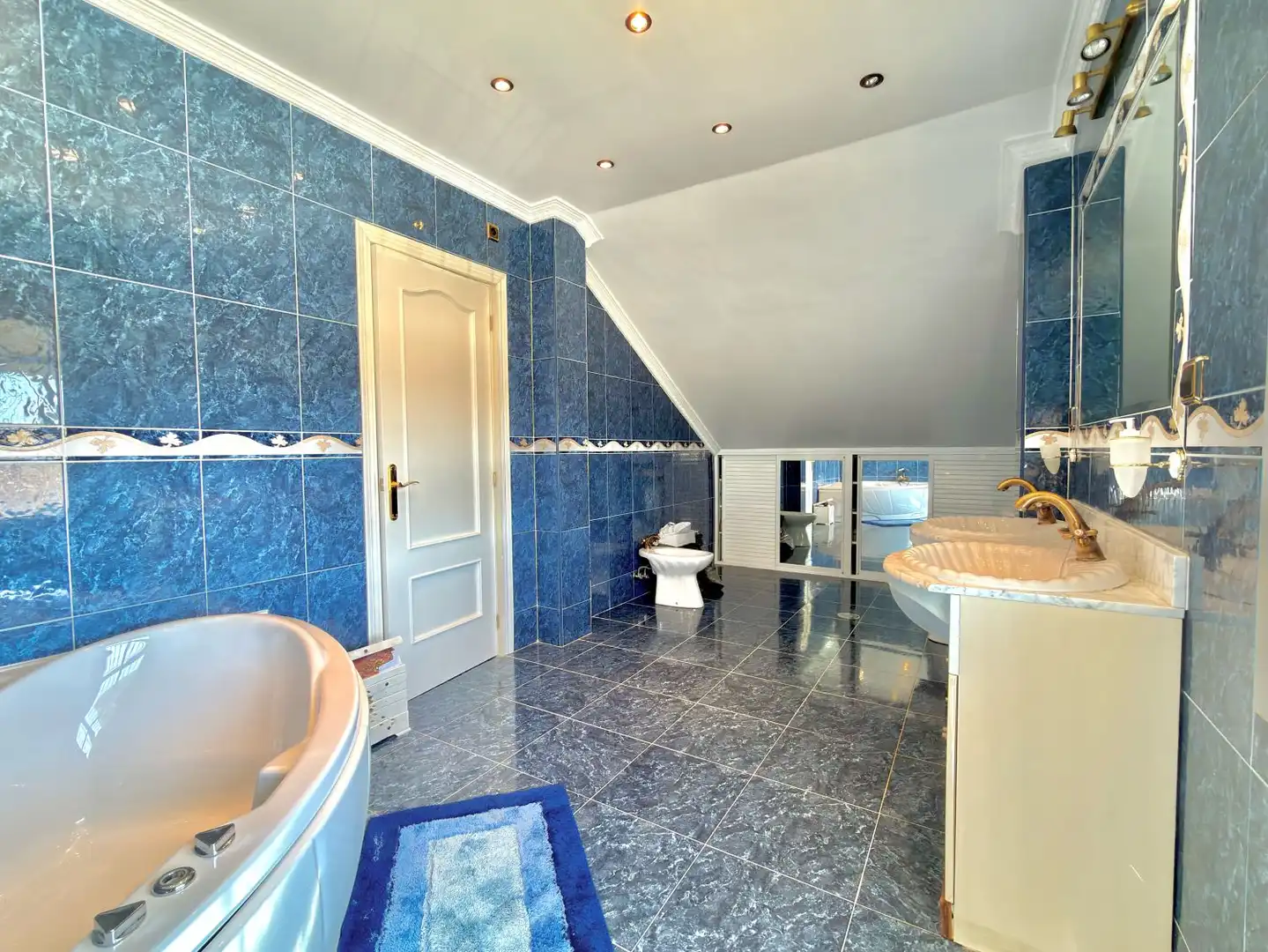 Bathroom of Houses for sale in Gines, Sevilla