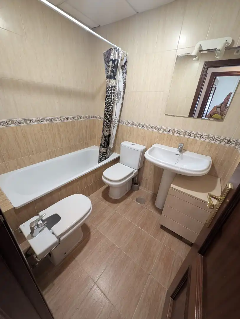 Baño de Piso de alquiler en Lucena con Terraza, Amueblado y Lavadora