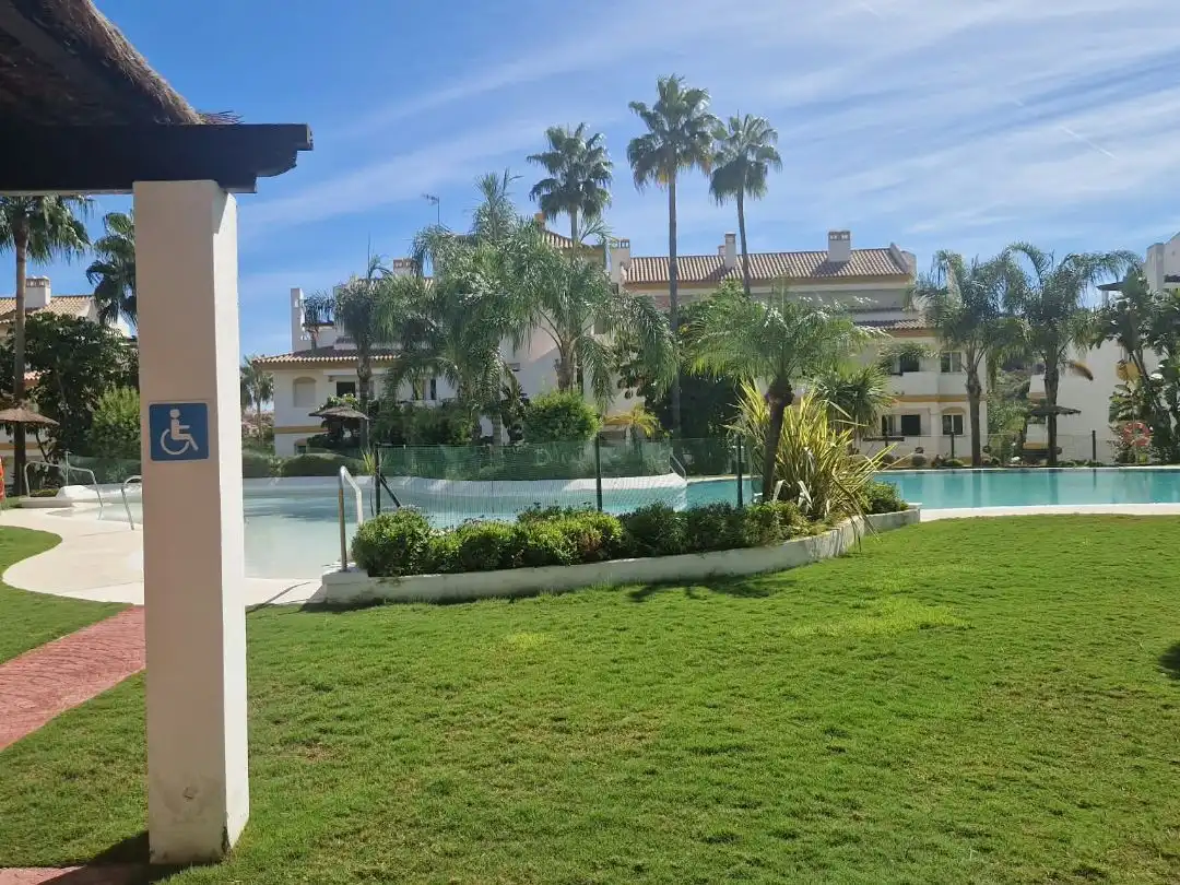 Piscina de Piso de alquiler en Mijas con Aire acondicionado y Terraza