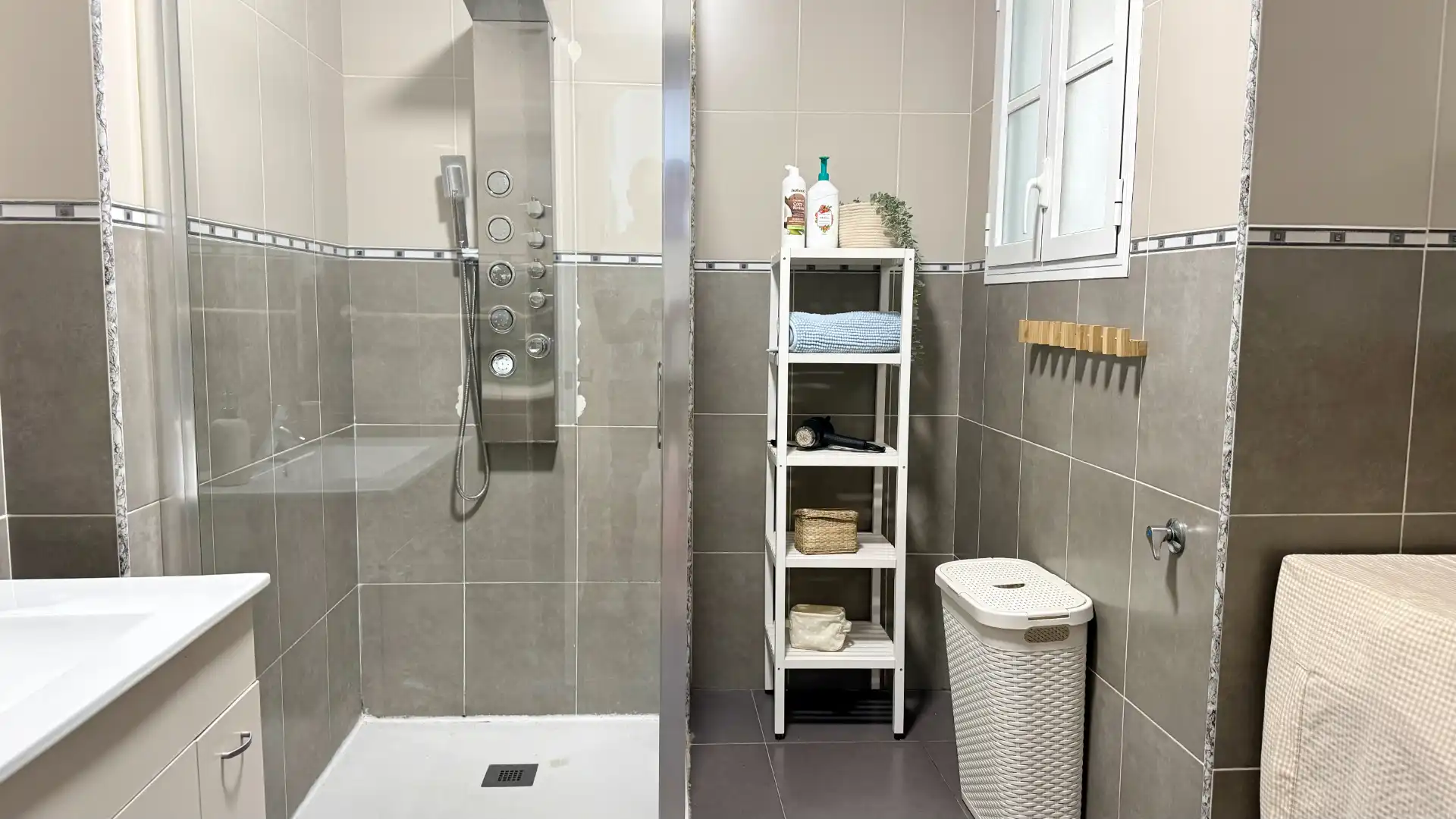 Baño de Piso de alquiler en Cádiz con Amueblado, Horno y Lavadora