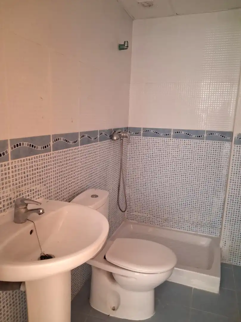 Bathroom of Flat for sale in Fuentes de Ebro  with Air Conditioner, Heating and Parquet flooring