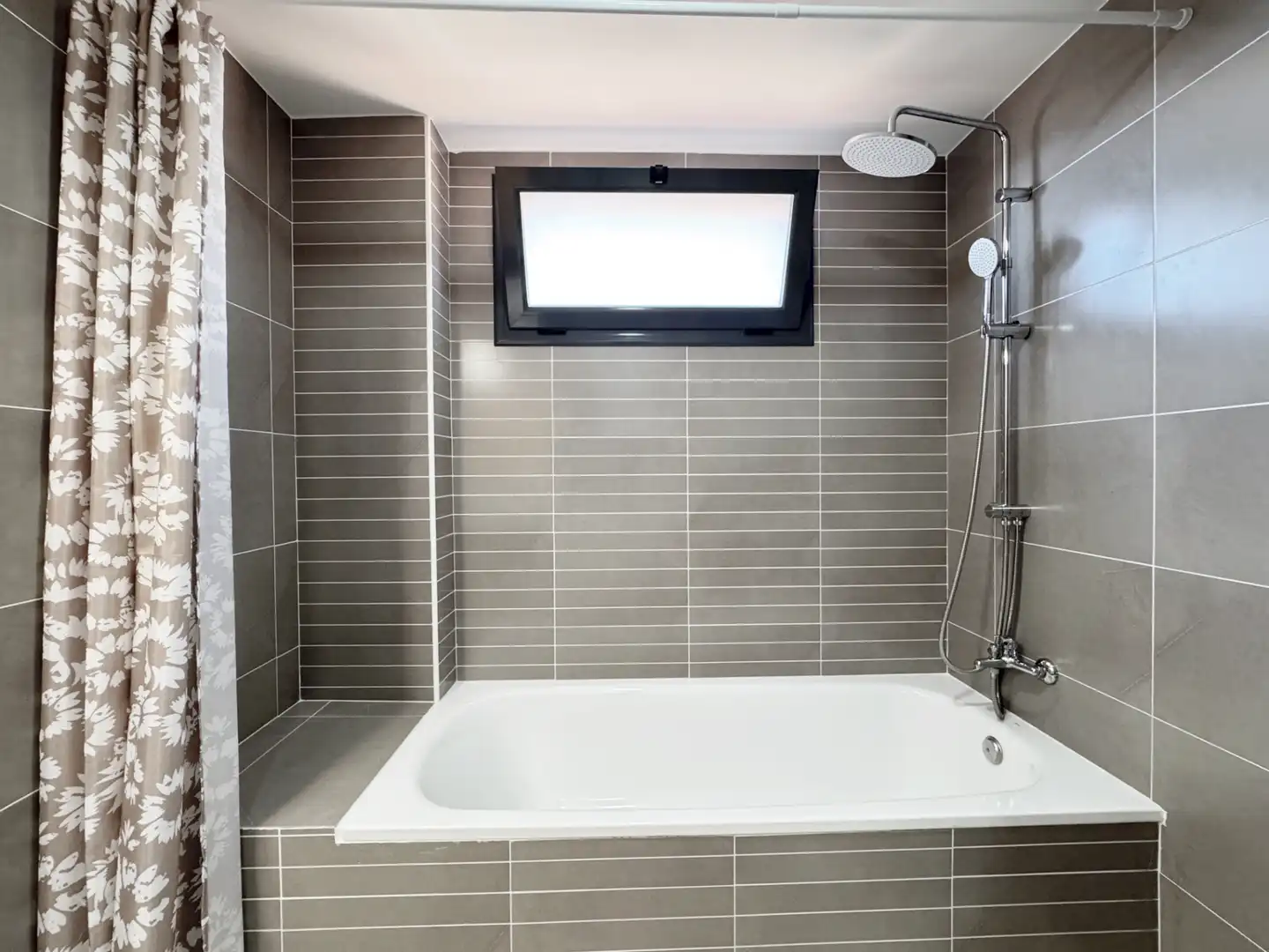 Bany de Apartament en venda en L'Escala amb Aire condicionat, Terrassa i Moblat