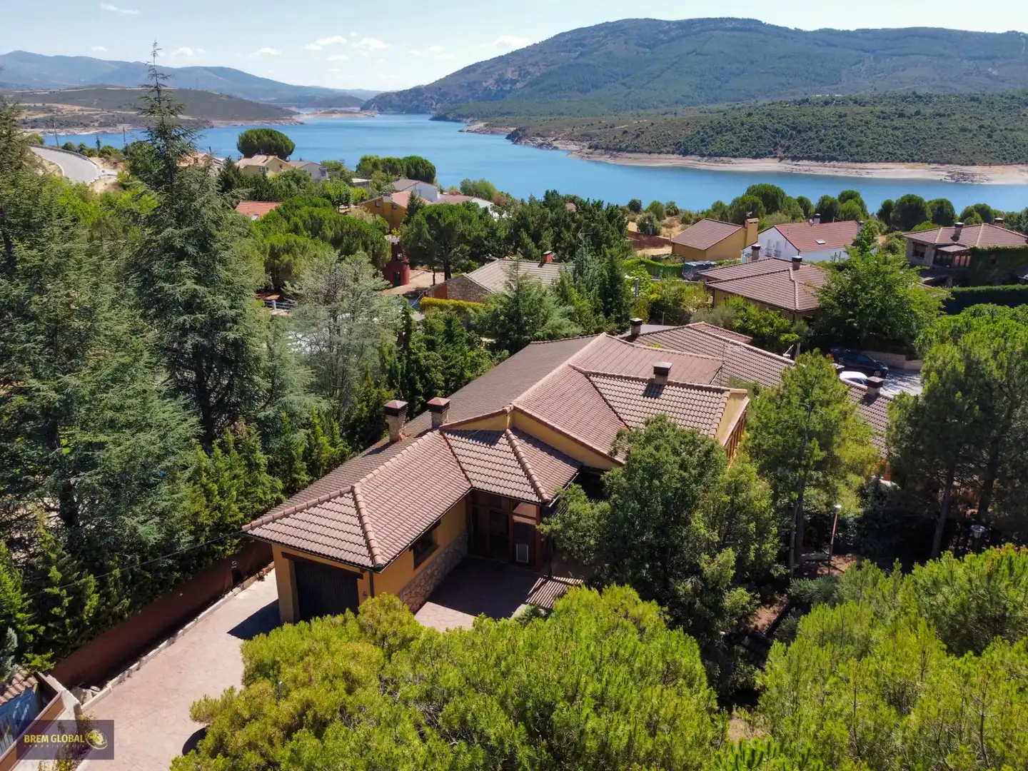 Vista exterior de Casa o xalet en venda en El Berrueco amb Calefacció, Jardí privat i Alarma