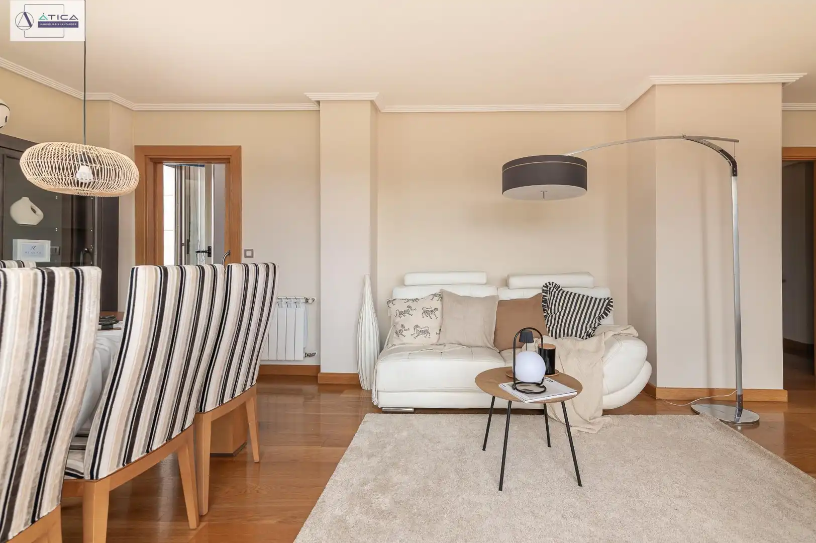 Wohnzimmer von Dachboden zum Verkauf in Santander mit Heizung, Privatgarten und Parkett