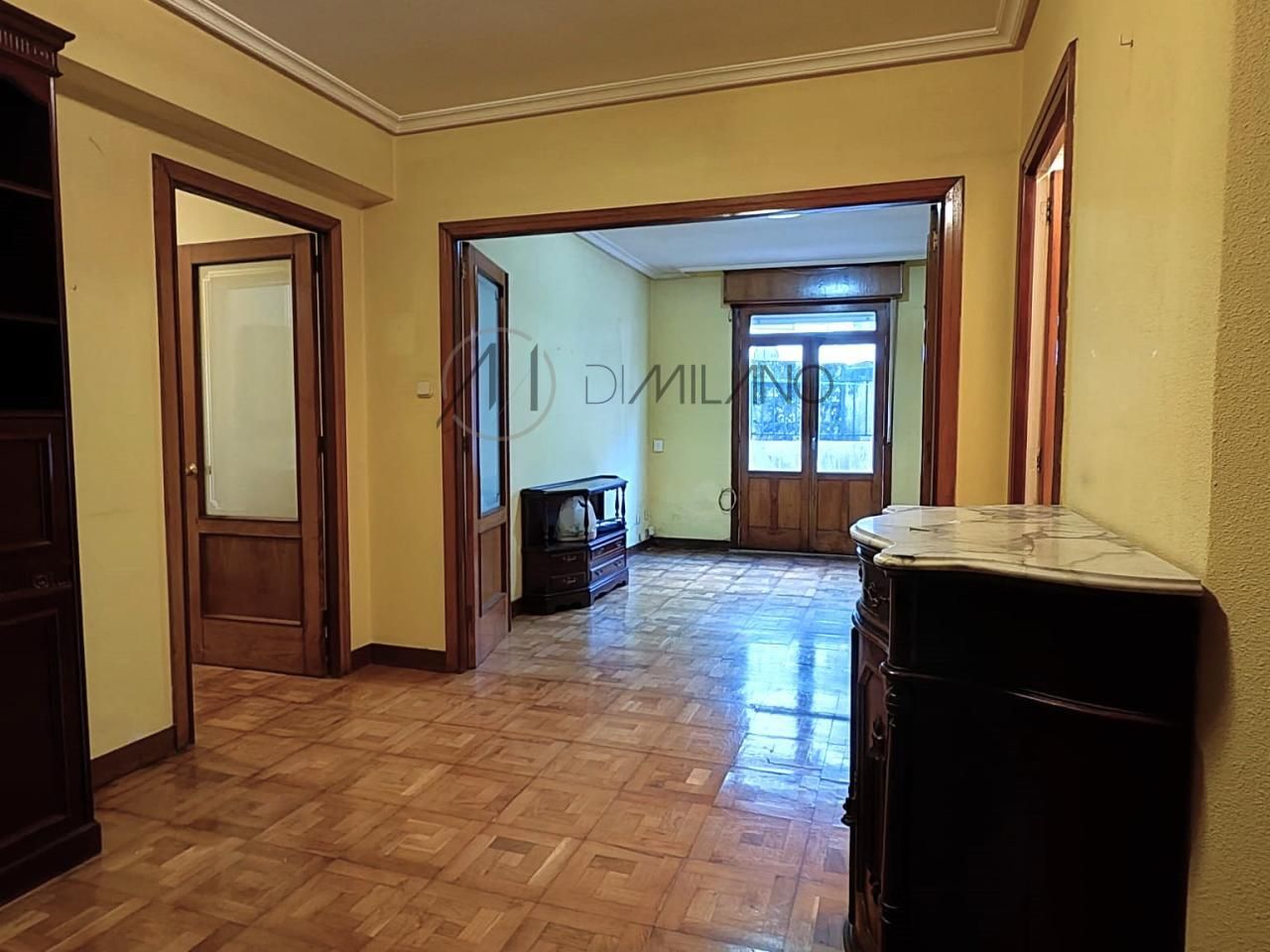Menjador de Pis en venda en Vigo  amb Parquet, Terrassa i Traster
