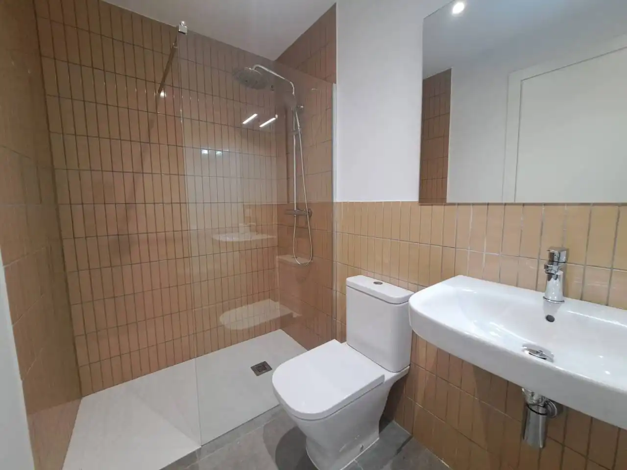 Bathroom of Flat for rent in Sabadell  with Air Conditioner, Heating and Private garden