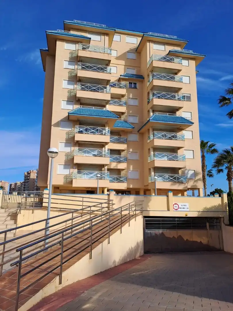 Vista exterior de Apartament de lloguer en La Manga del Mar Menor amb Aire condicionat, Calefacció i Piscina