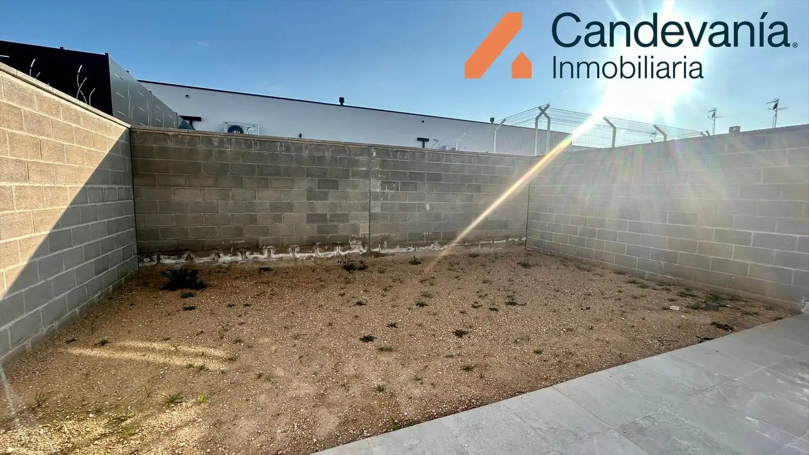 Casa adosada en venda en San Mateo de Gállego amb Calefacció i Jardí privat