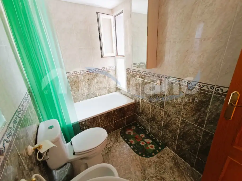 Baño de Piso en venta en Benidorm con Jardín privado, Piscina y Amueblado