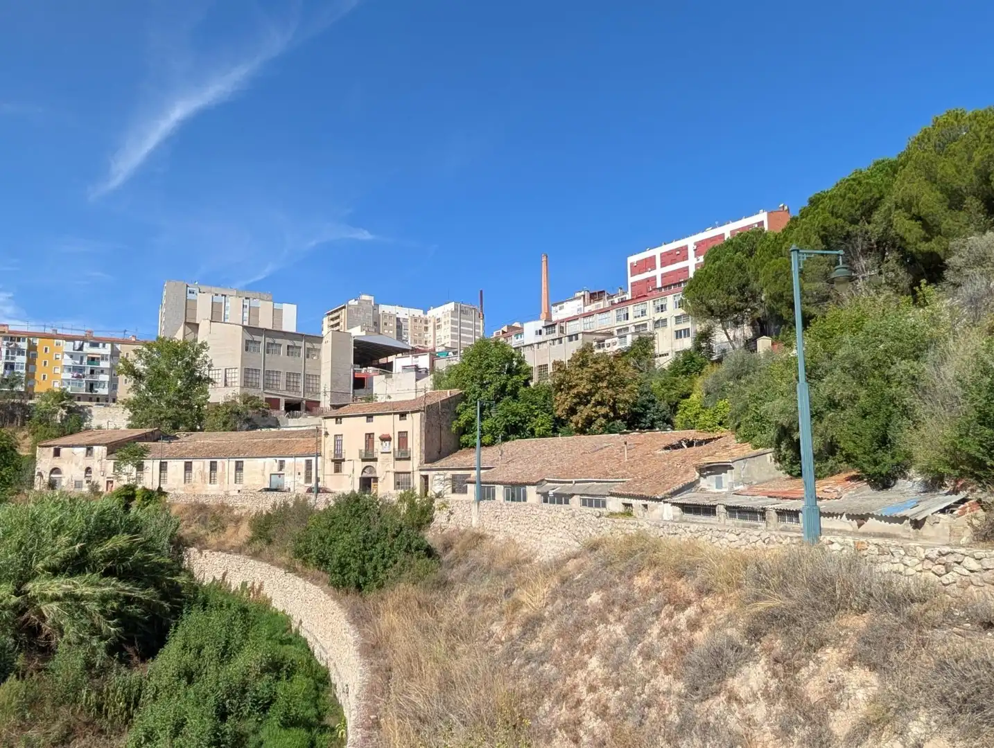 Außenansicht von Fabrikhallen zum Verkauf in Alcoy / Alcoi