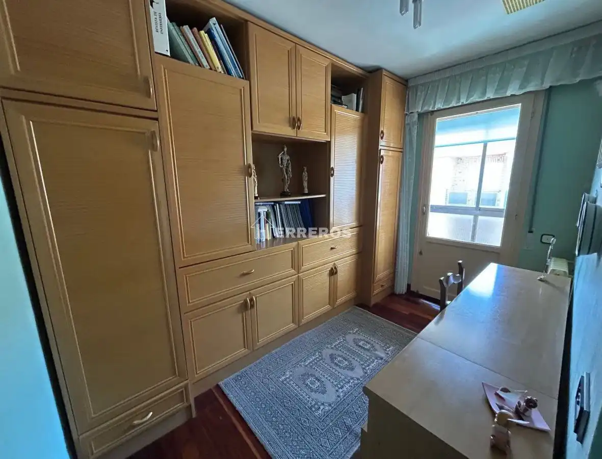 Habitación de Casa adosada en venta en Baños de Río Tobía con Aire acondicionado, Calefacción y Parquet