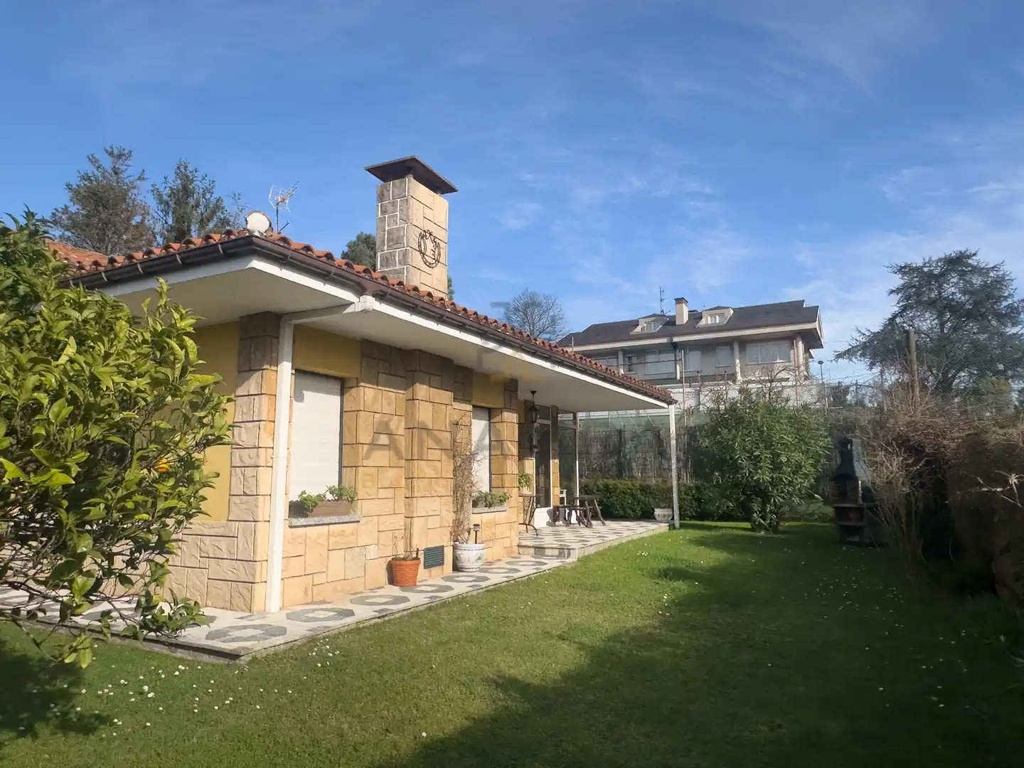 Jardí de Casa o xalet en venda en Gijón  amb Traster i Piscina
