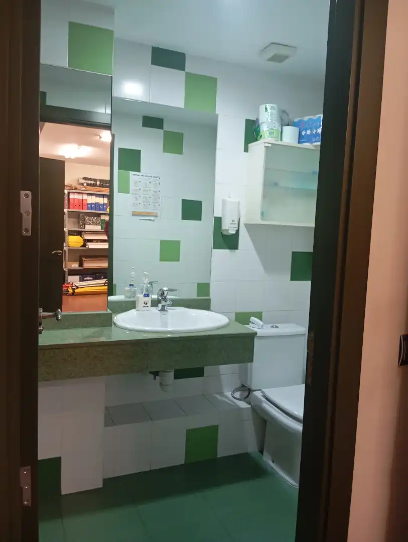 Badezimmer von Geschaftsraum zum Verkauf in Badajoz mit Klimaanlage, Heizung und Parkett