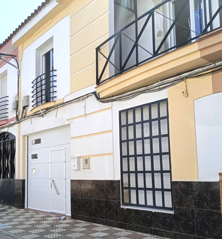 Vista exterior de Casa adosada en venda en La Carlota amb Terrassa