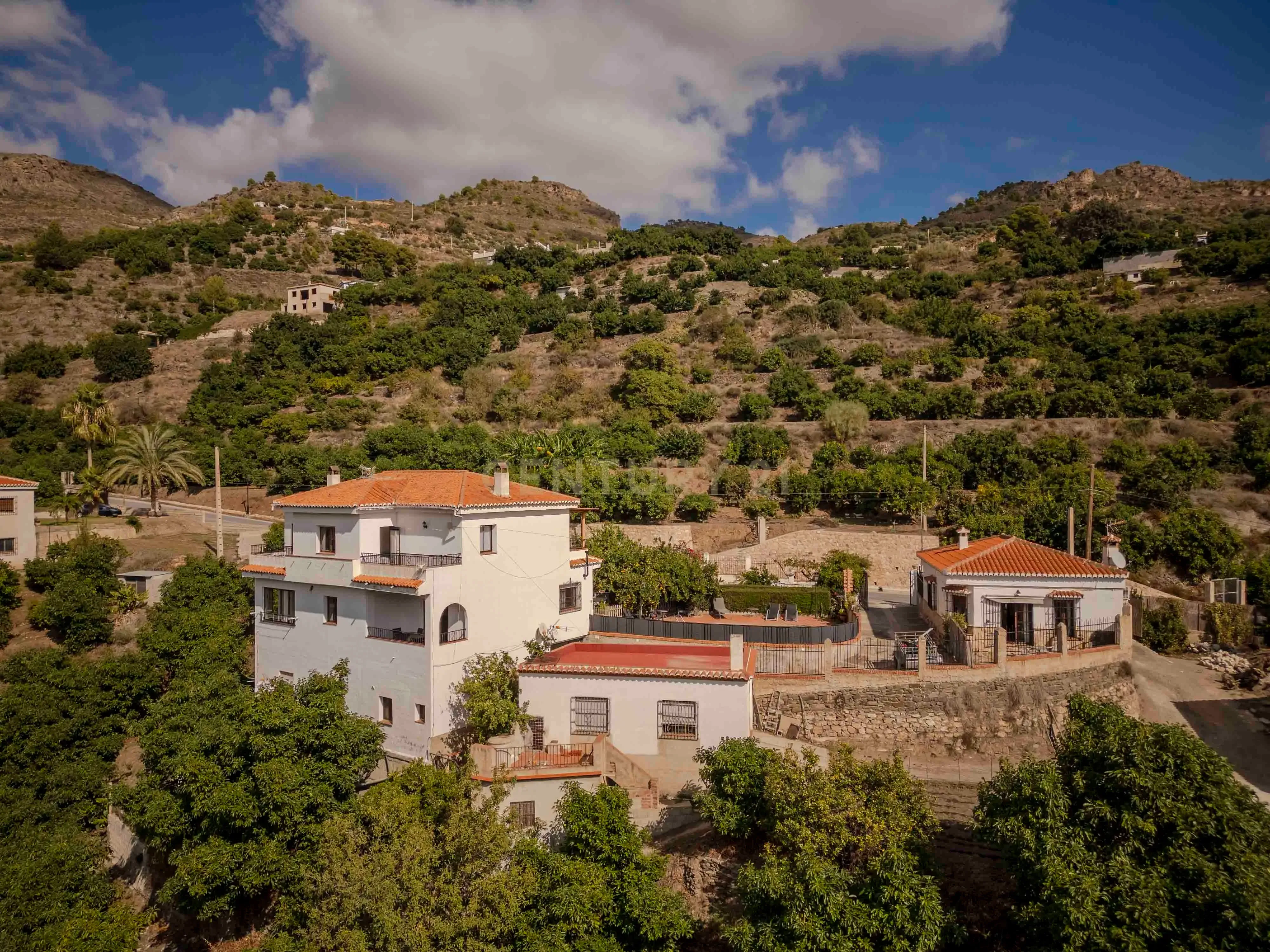 Vista exterior de Casa o xalet en venda en Los Guájares amb Aire condicionat, Jardí privat i Traster