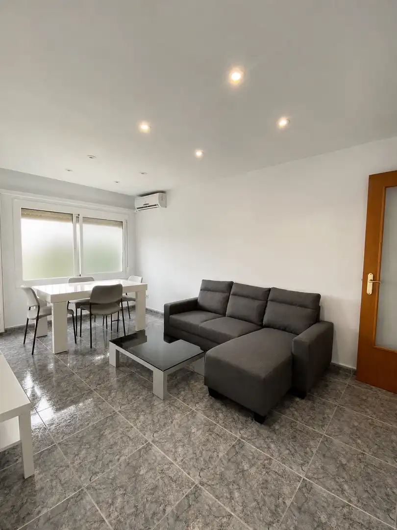 Sala de estar de Piso en venta en L'Hospitalet de Llobregat con Calefacción y Balcón