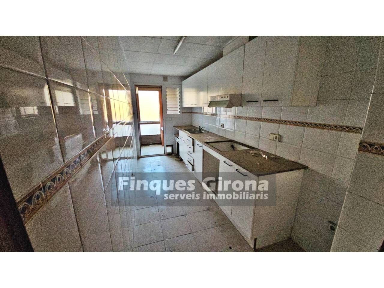 Cocina de Piso en venta en Girona Capital con Balcón y Piscina comunitaria