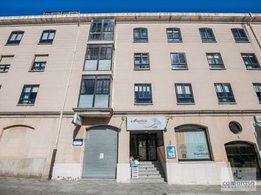 Locale commerciale in vendita a Calle Candeleda 1