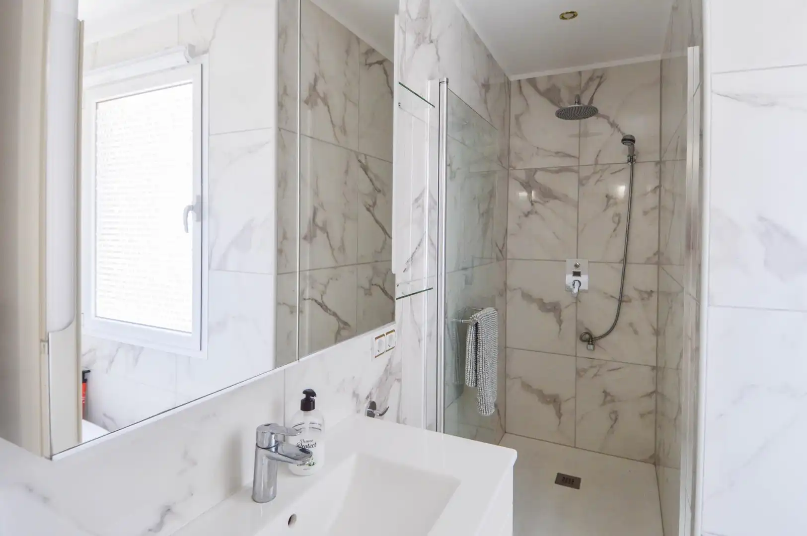 Badezimmer von Dachboden zum Verkauf in Mogán mit Klimaanlage, Terrasse und Balkon