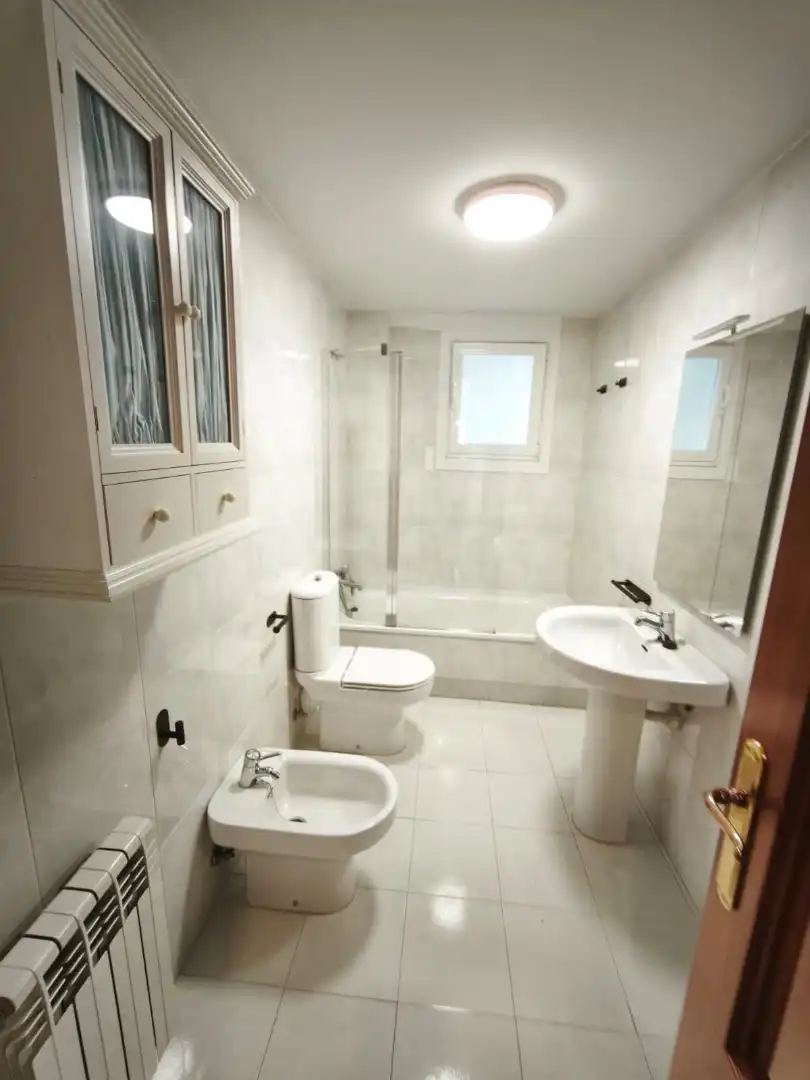 Baño de Piso de alquiler en Vigo  con Calefacción, Parquet y Horno