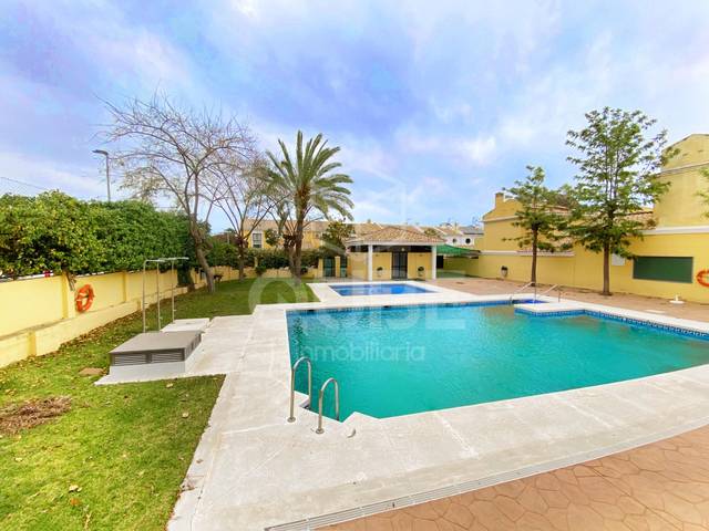 Casa adosada en Venta en Calle CARUSO en Distrito Zeta - Recinto Ferial Cortijo de Torres