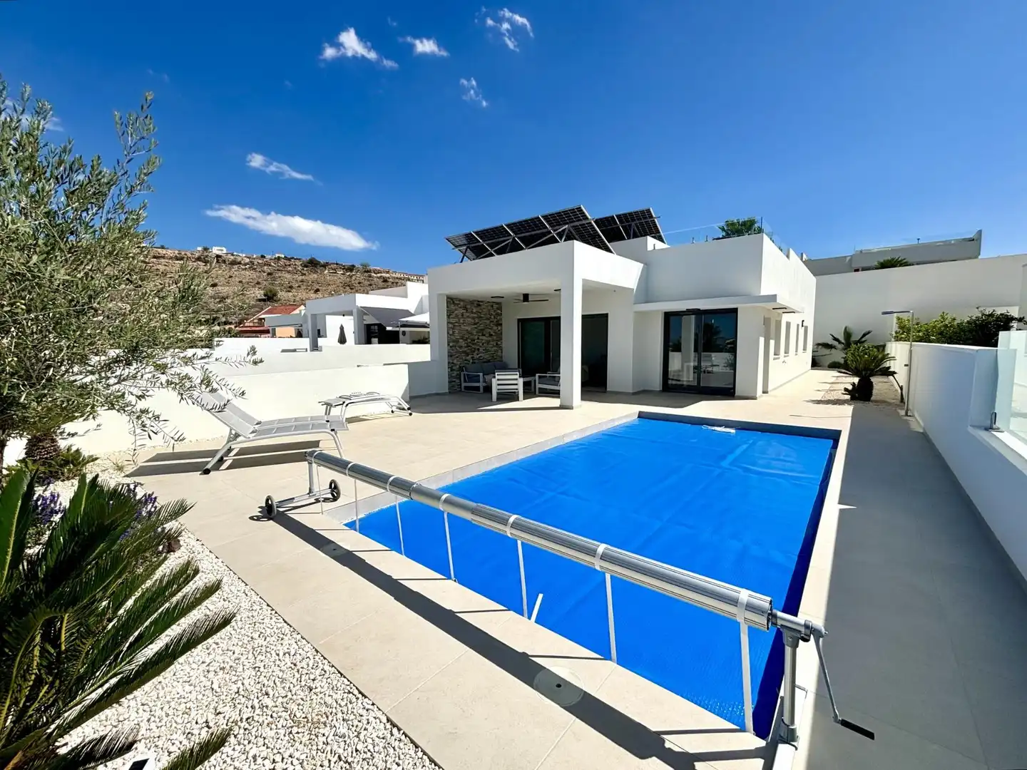 Vista exterior de Casa o xalet en venda en Rojales amb Jardí privat, Terrassa i Piscina
