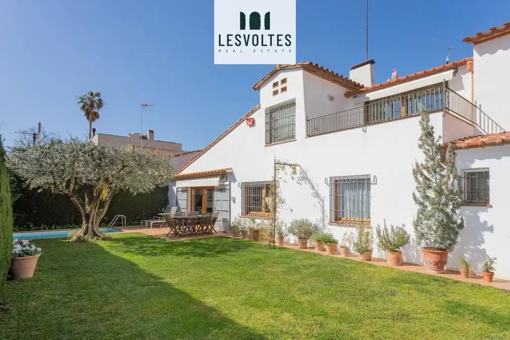Vista exterior de Casa o chalet en venta en La Bisbal d'Empordà con Aire acondicionado, Calefacción y Jardín privado