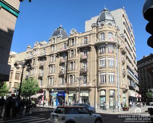 Vista exterior de Pis de lloguer en León Capital  amb Terrassa