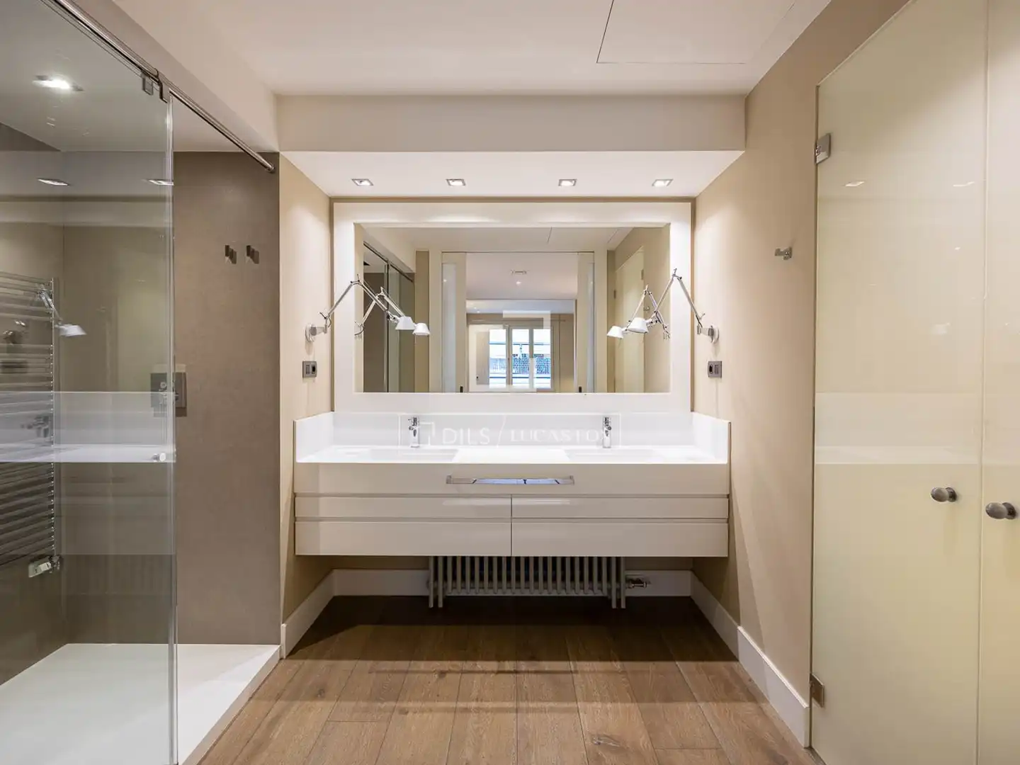 Badezimmer von Wohnung zum Verkauf in Barcelona mit Klimaanlage, Heizung und Parkett