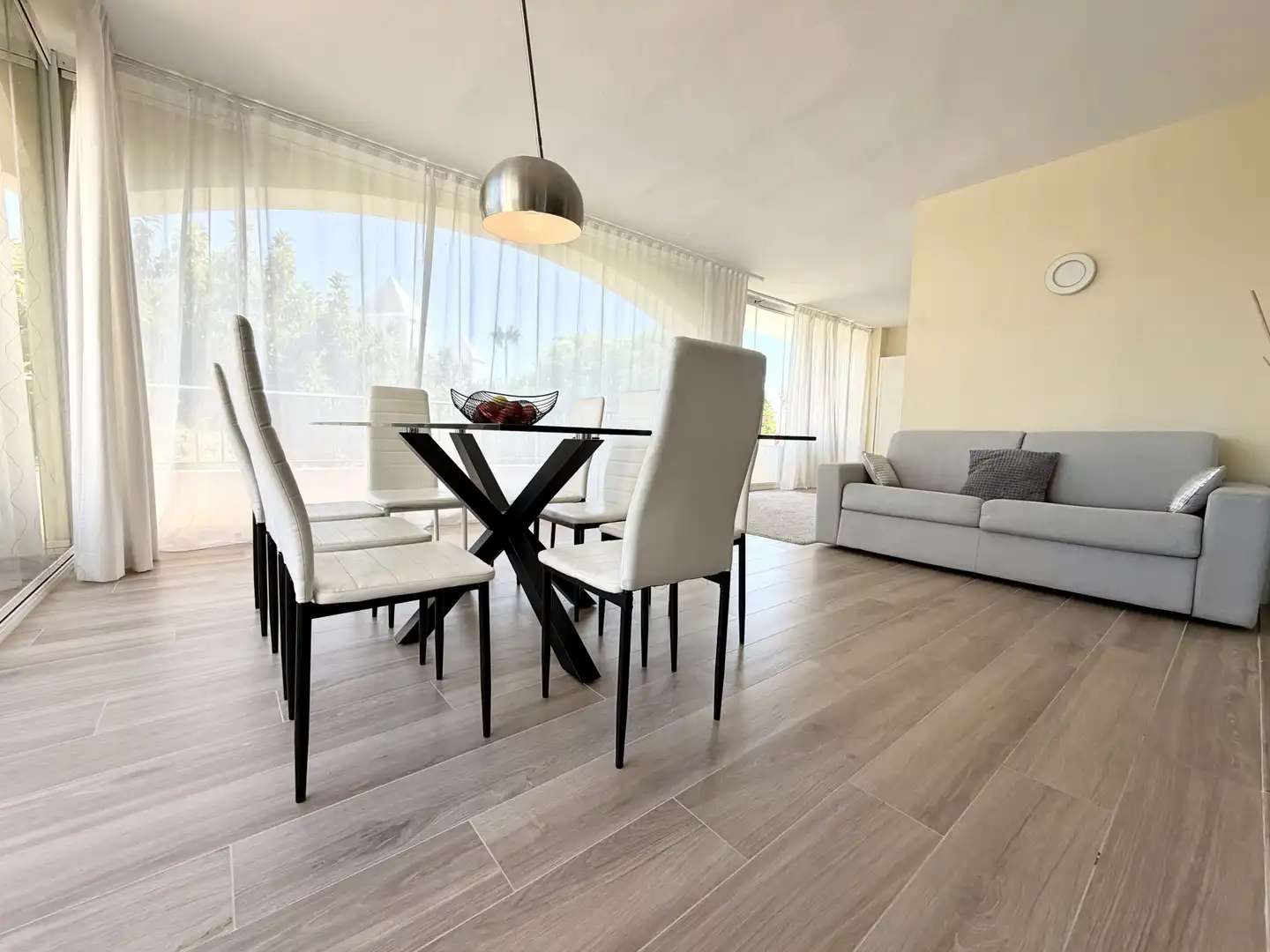 Menjador de Apartament de lloguer en Marbella amb Aire condicionat, Terrassa i Piscina