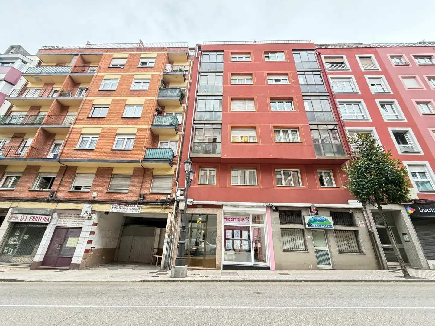 Vista exterior de Piso en venta en Oviedo  con Balcón