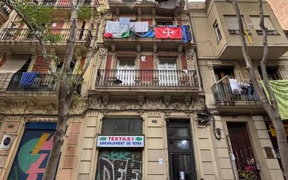 Außenansicht von Wohnung zum verkauf in  Barcelona Capital mit Balkon