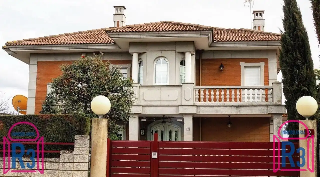 Vista exterior de Casa o chalet en venta en León Capital  con Calefacción