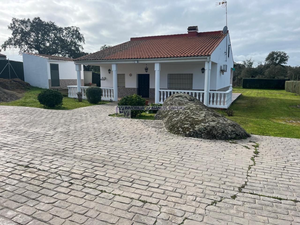 Vista exterior de Casa o xalet en venda en Cáceres Capital amb Calefacció, Jardí privat i Terrassa