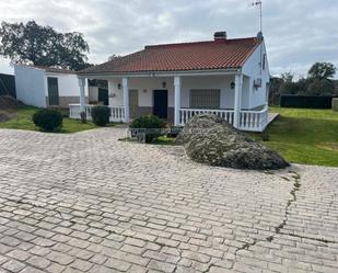 Vista exterior de Casa o xalet en venda en Cáceres Capital amb Calefacció, Jardí privat i Terrassa