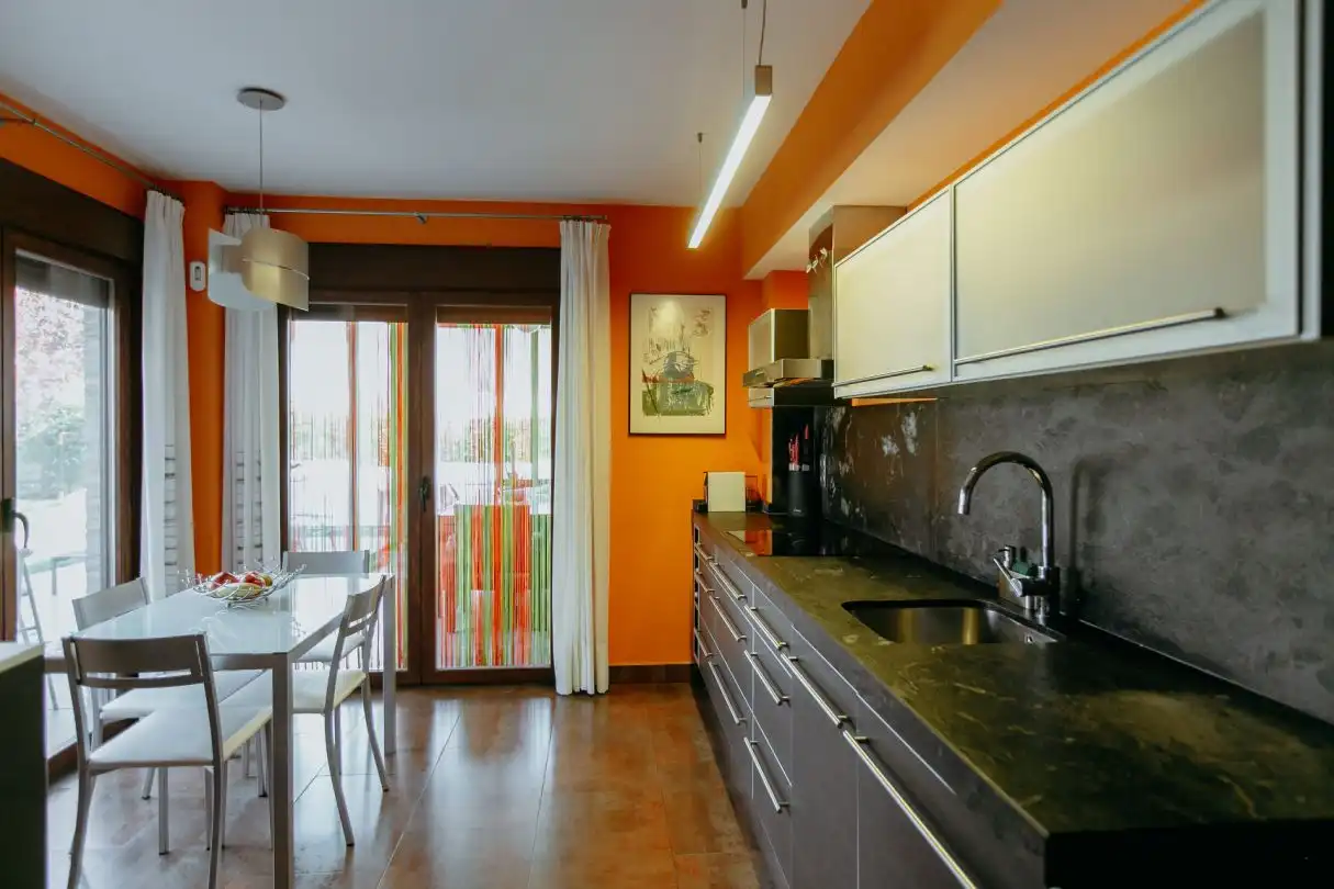 Cuina de Casa o xalet en venda en Banastás amb Aire condicionat, Calefacció i Jardí privat
